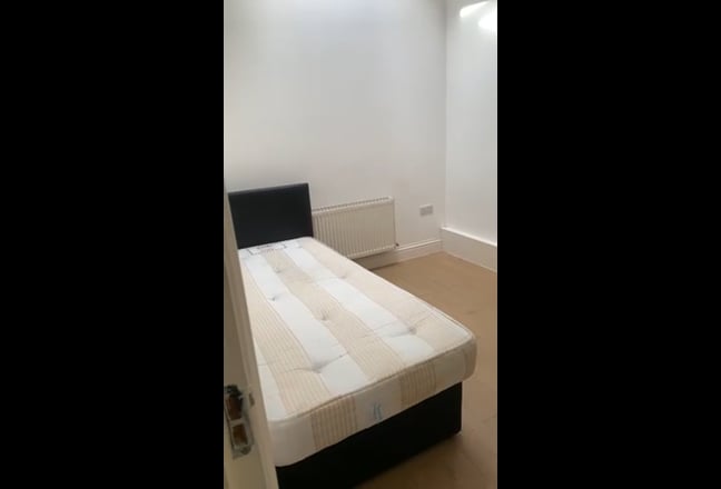 Room next to Dagenham Heathway station  Main Photo