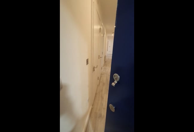 Modern, gated 2 bed 2 bath flat with parking Main Photo