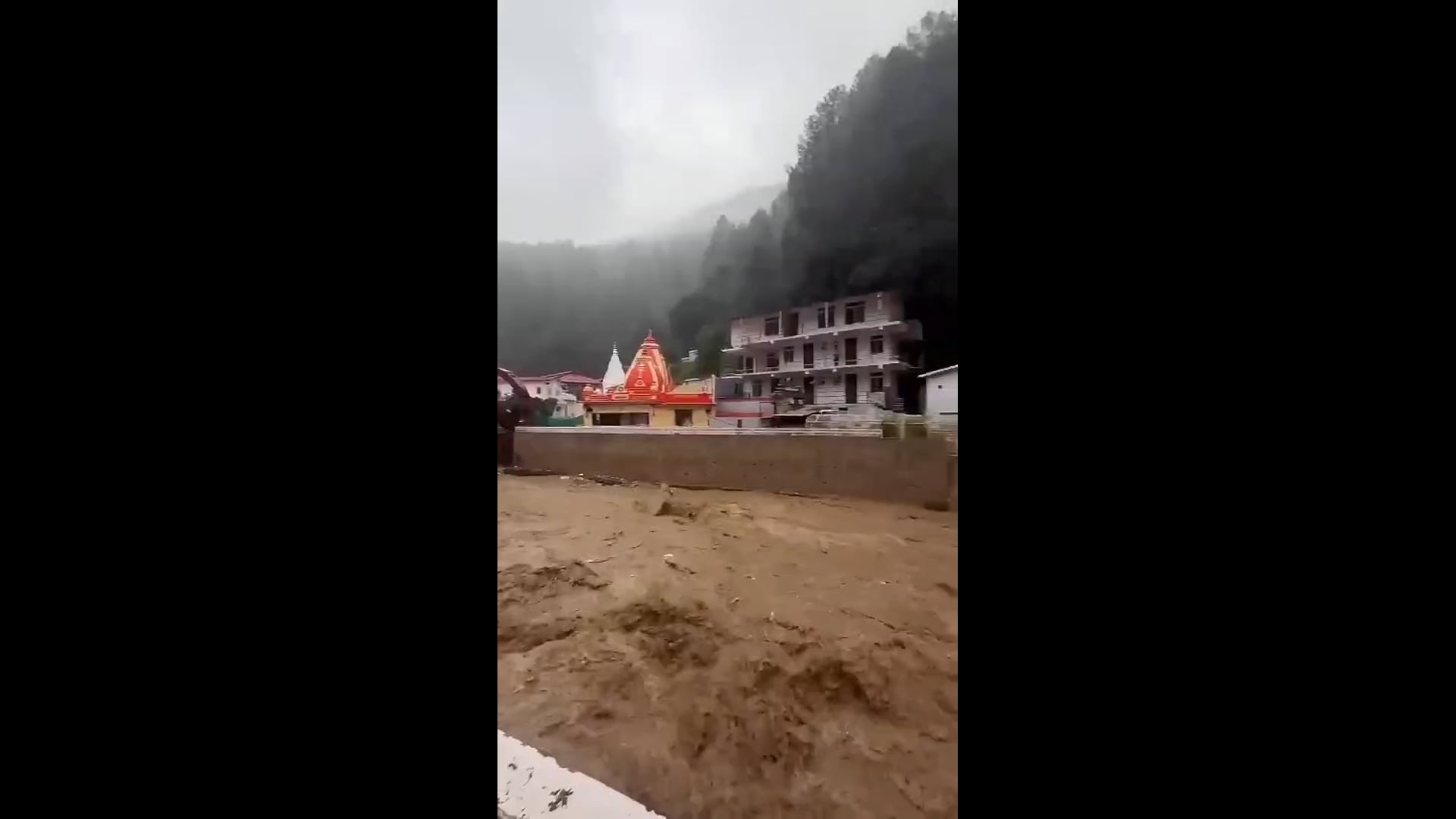 *उत्तराखंड में भारी बारिश, कैंची धाम में