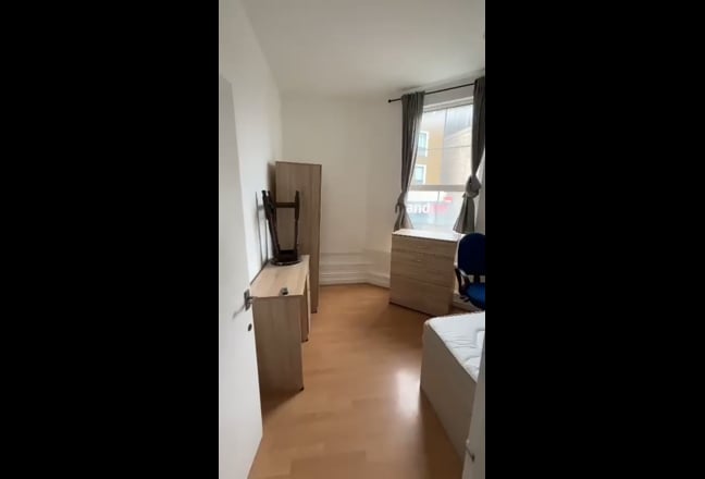 Looking for 2 friendly flatmates Main Photo