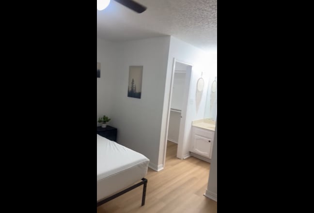 $210/wk Master Bedroom, Private Bath, Bills Paid Main Photo