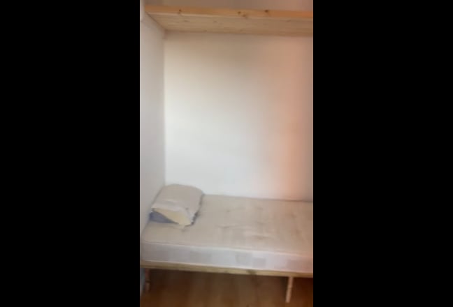 Quiet single bedroom in Willesden friendly house  Main Photo