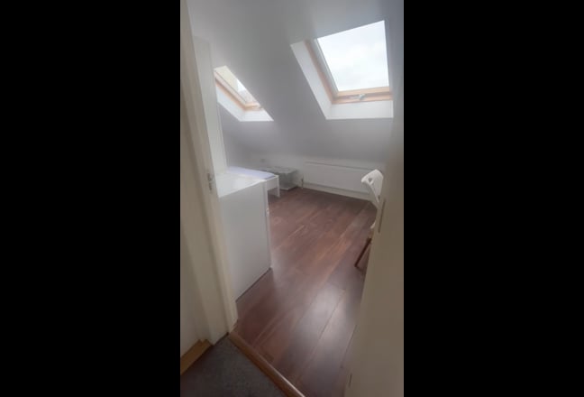 Dagenham , Fully furnished room, within a family  Main Photo