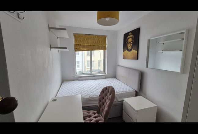 Room in Stunning Professional House All Bills Inc Main Photo