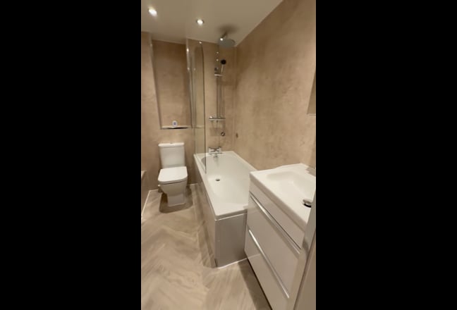 Luxury 2 Bedroom Flat with Balcony & Garage Main Photo