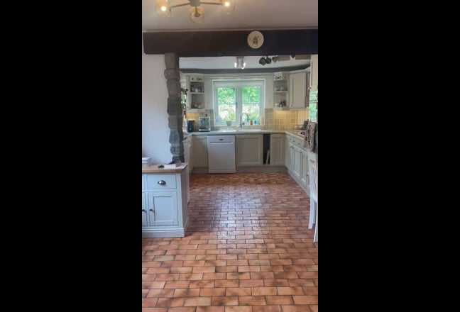 Double bedroom in beautiful cottage! Main Photo