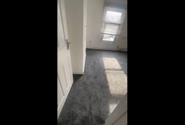 Spacious Bedroom Available in 3 bedroom house 🏠 Main Photo