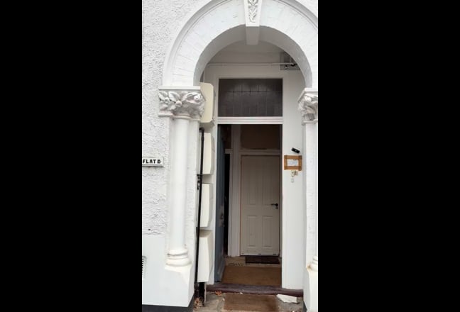 Quiet, bright 4 bed flat with garden Main Photo