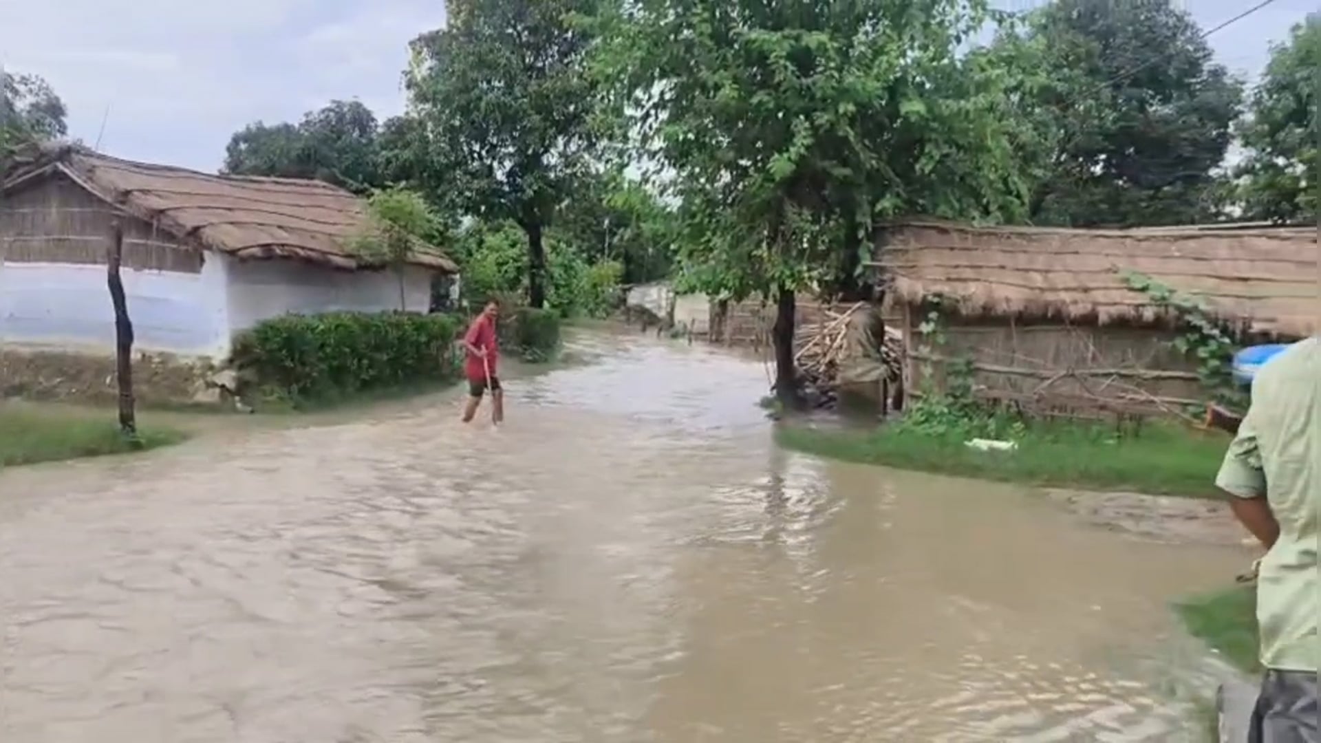 बनबसा बैराज से दो लाख क्यूसेक पानी छोड़े जाने पर ट्रांस शारदा में बाढ़ का कहर
