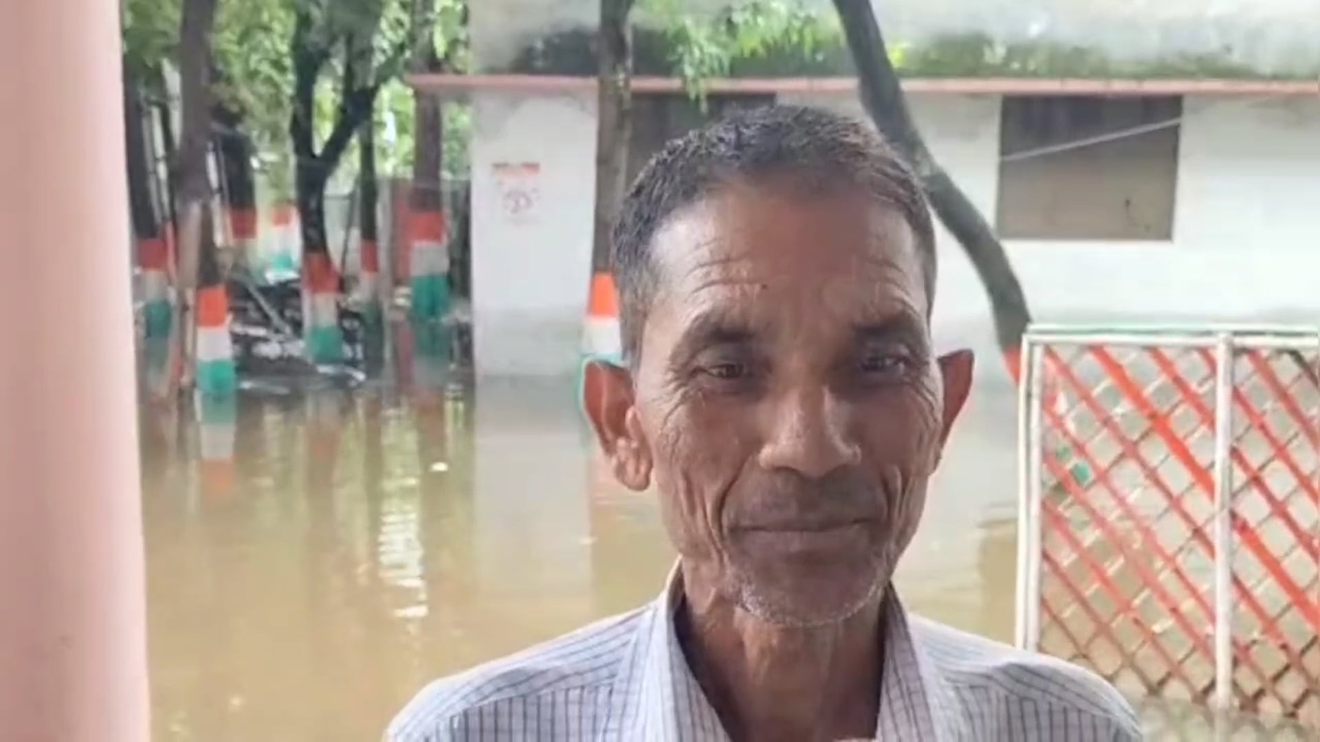 विकास भवन में एक फीट पानी, प्रशासन के विकास कार्यों पर उठे सवाल