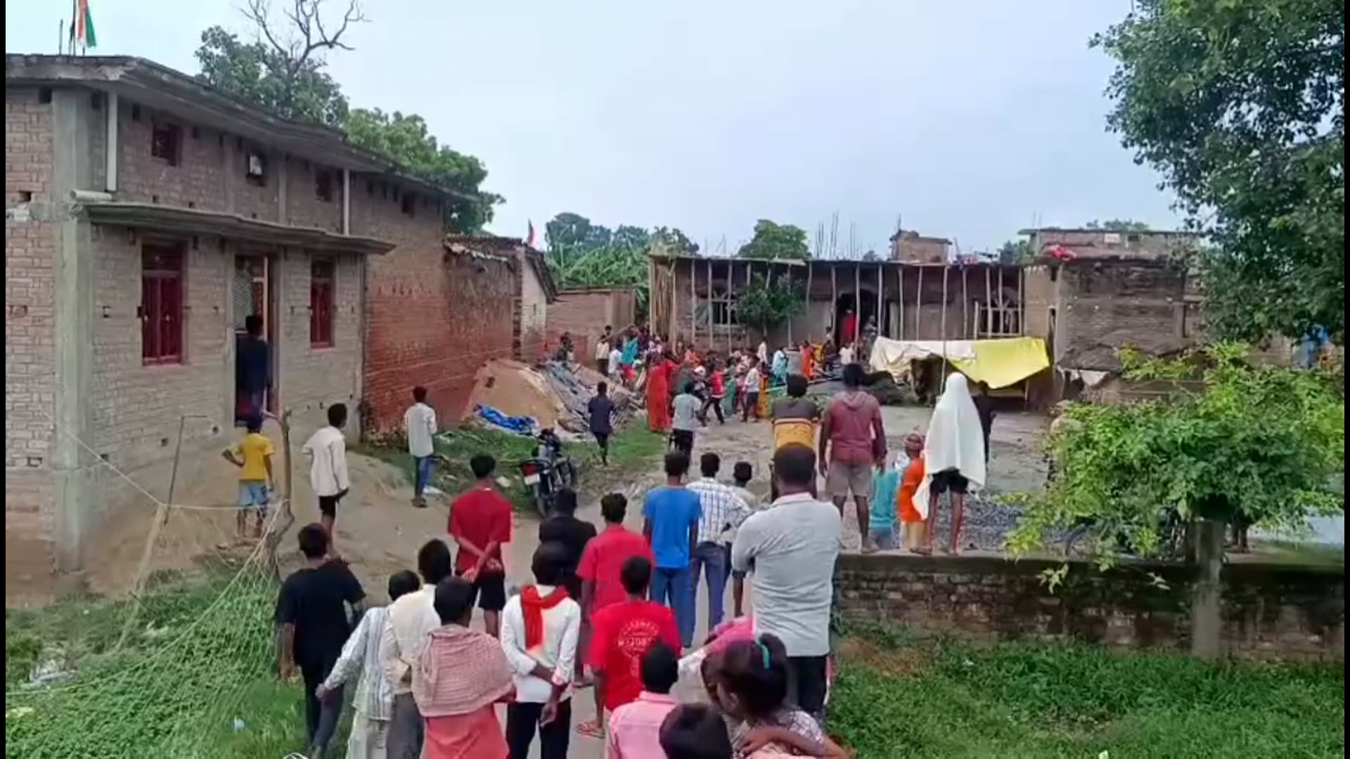 सहतवार थाना क्षेत्र में किसी बात को लेकर दो पक्षो में मारपीट का वीडियो शोशल मीडिया पर हुवा वायरल