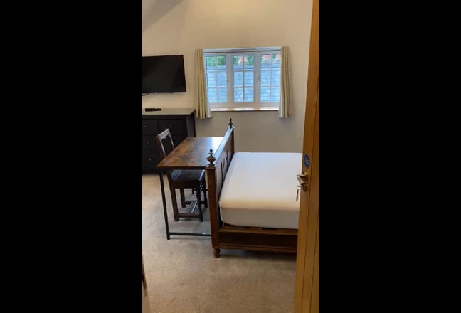 Large Ensuite Room, free Parking  Main Photo