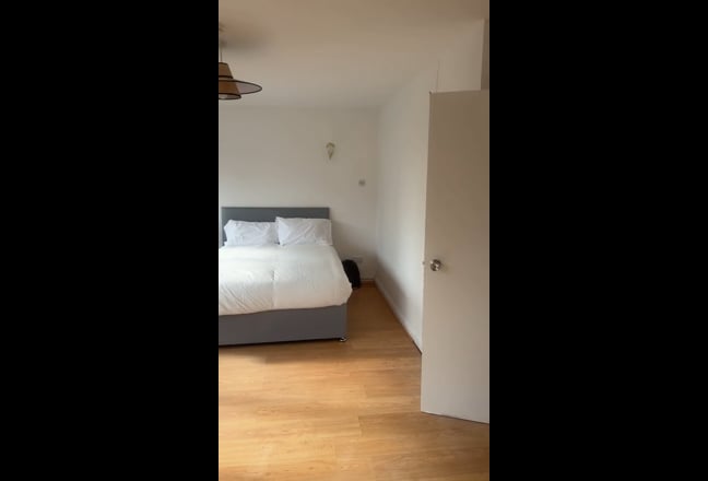 Exceptionally Spacious Room | Bright+Airy-Mile End Main Photo