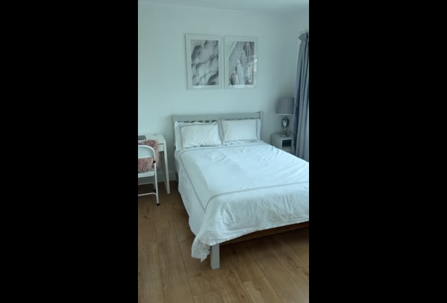  FEMALES only: Double Room, All Bills & Parking Main Photo
