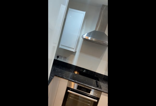 Double room with king size bed in a two bed flat Main Photo