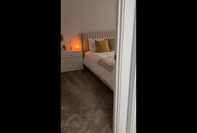 Stunning Room (M-F) Main Photo