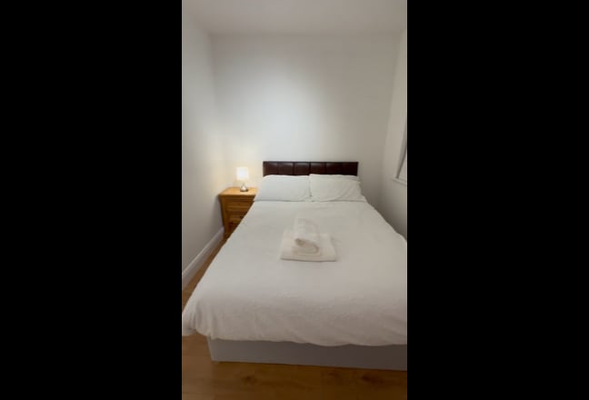Modern one bed Apartment n Hunslow High Street TW3 Main Photo