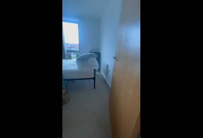 Flatmate/2 bedroom/own bathroom/parking/centre Main Photo