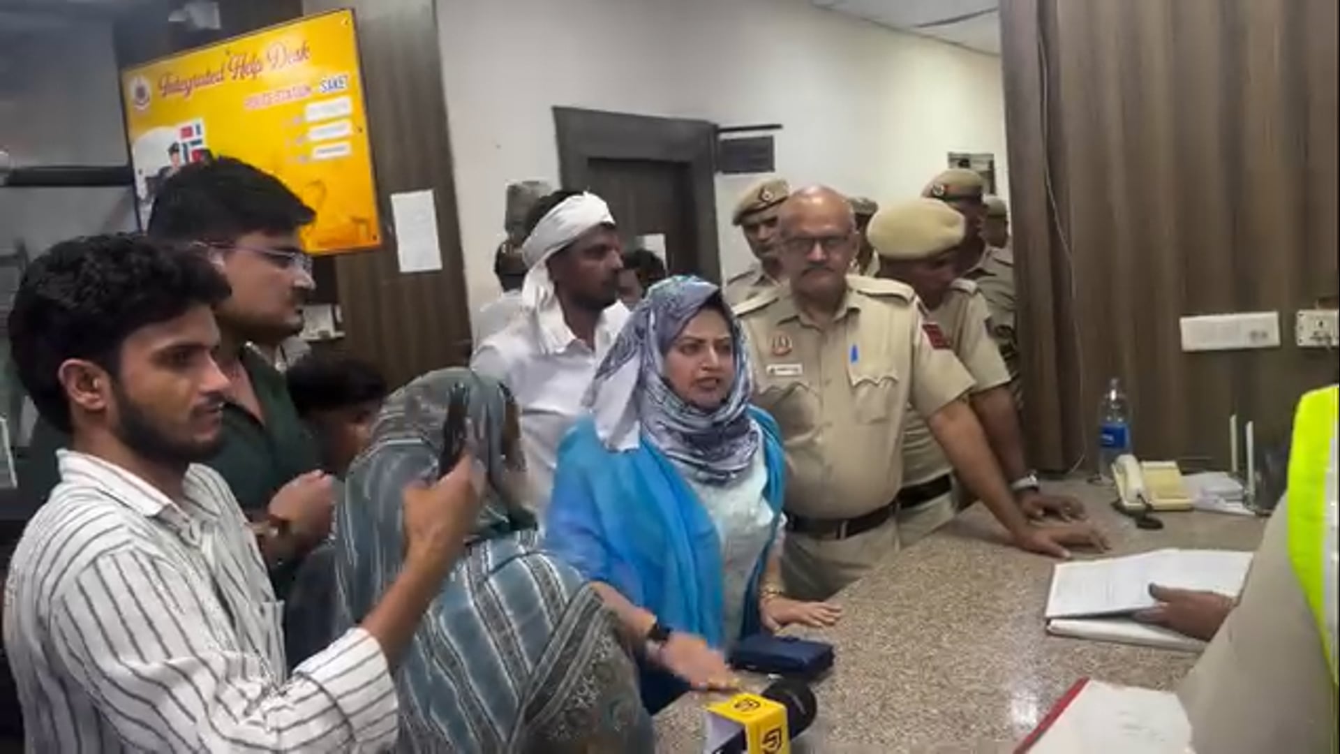 महिला पत्रकार पर दिल्ली पुलिस की बर्बरता के खिलाफ पत्रकार एक जुट होकर थाने पहुंचे...
सत्ता से सवाल पूछने पर दिल्ली पुलिस ने महिला पत्रकार को थाने ले जाकर बर्बरता से पिटा
पत्रकारिता की स्वतंत्रता के हनन पर पत्रकारो ने भरी हुंकार...