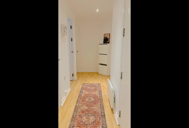 2 bed flat w. newly fitted bathroom,Canary Wharf.  Main Photo