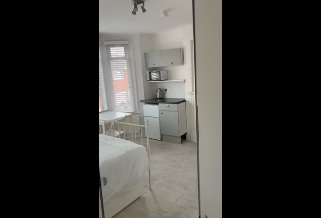 Fantastic Ensuite Room with kitchenette (KES5) Main Photo