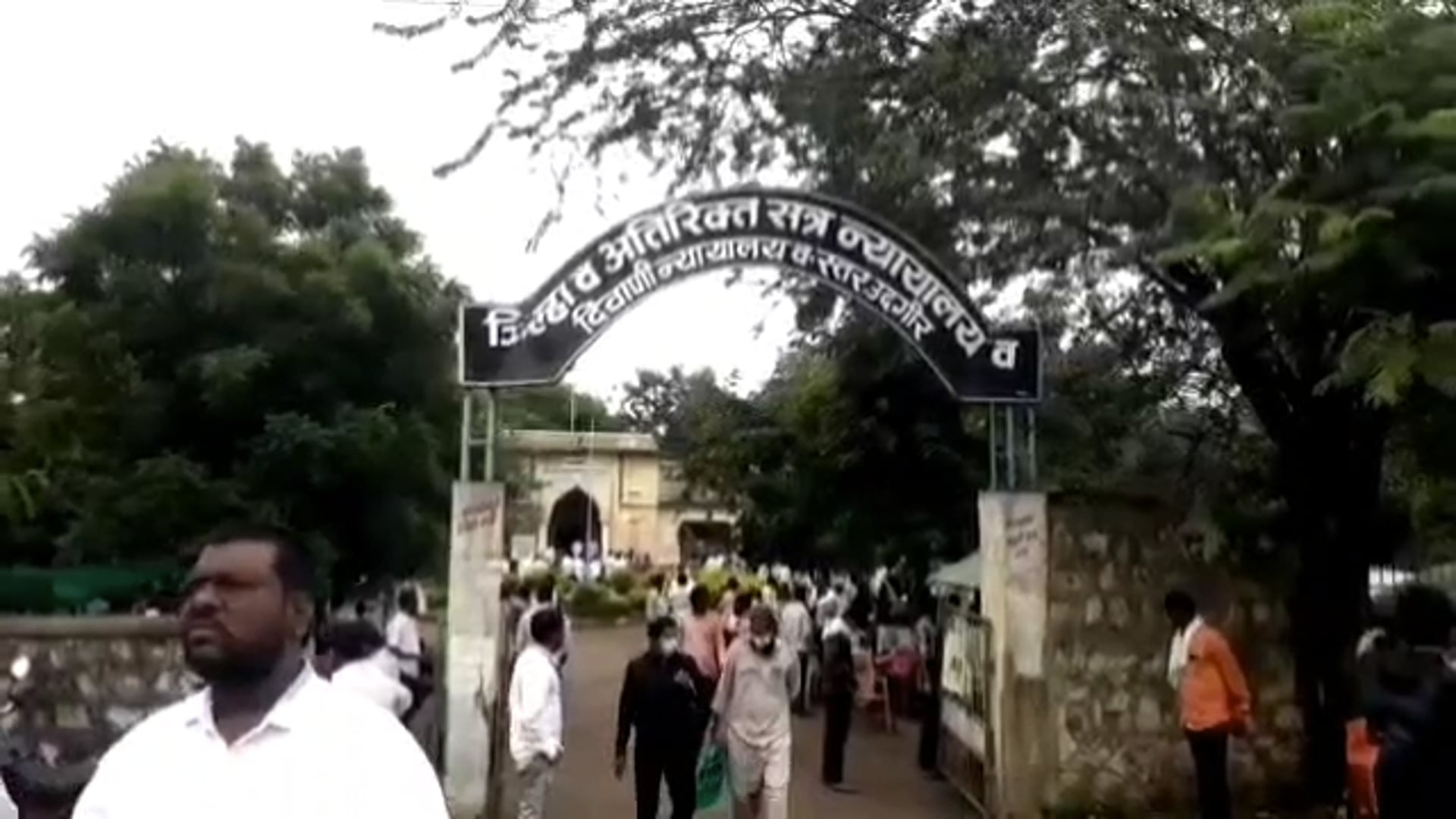 तोतया व्यक्ती ऊभी करून न्यायालयाची फसवणूक,वकिलांसह तिघांवर गुन्हा दाखल