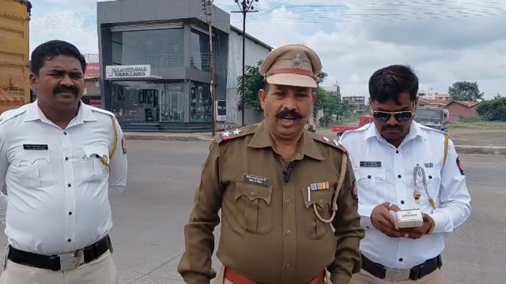 घराबाहेर पडताना हेल्मेटचा वापर करावा,पोलीस अधिकारी शिवाजी केंद्रे यांचे आवाहन