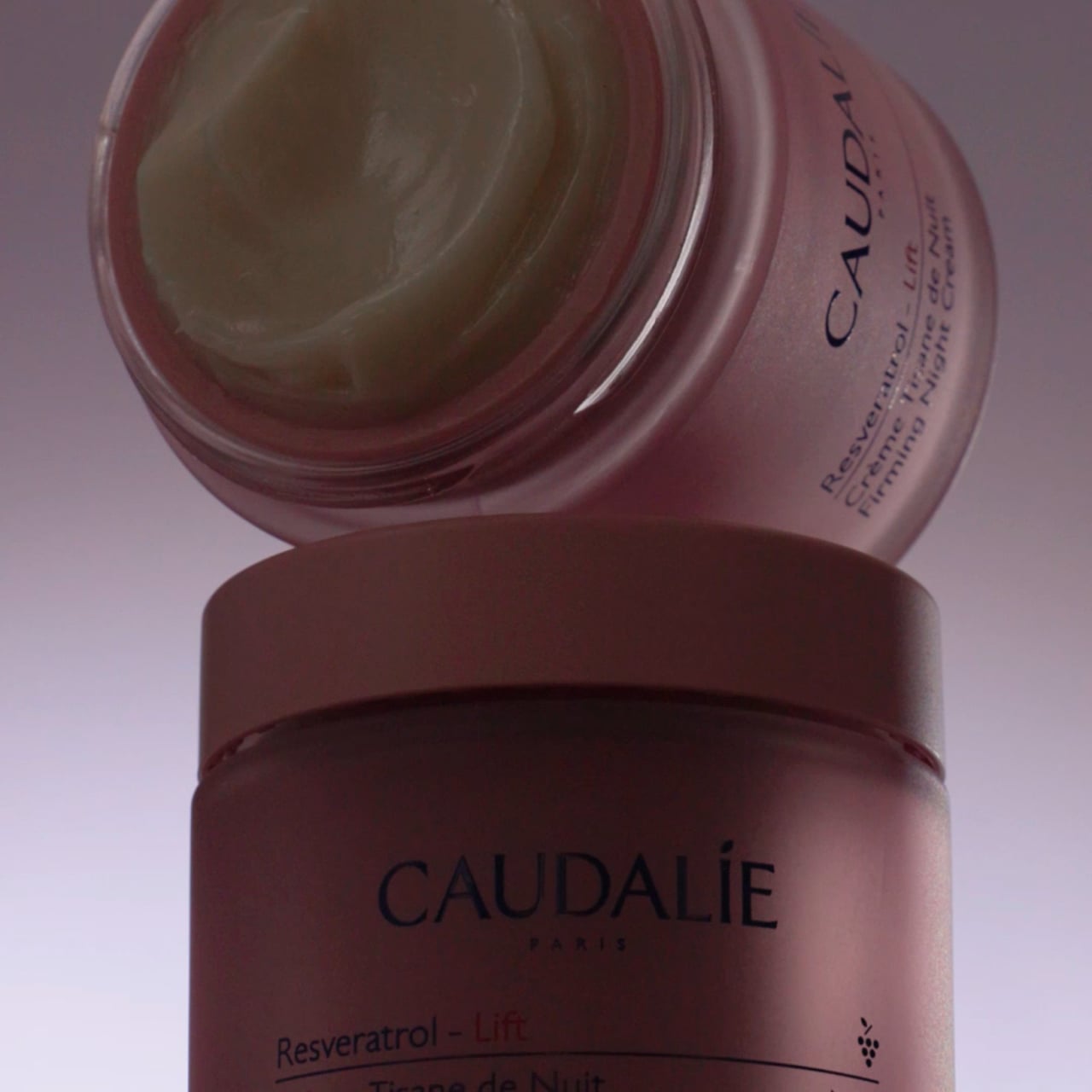 Vid&eacute;o : Caudalie Resveratrol-Lift Crème Tisane de Nuit visage anti-rides et fermeté - 50ml
