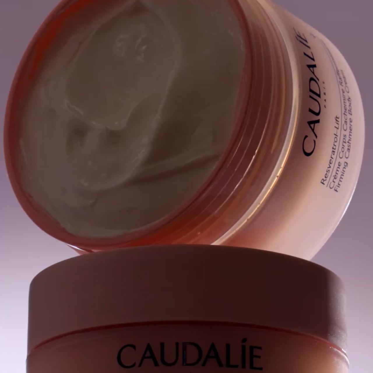 Vid&eacute;o : Caudalie Resveratrol-Lift Crème corps raffermissante Cachemire - 200ml