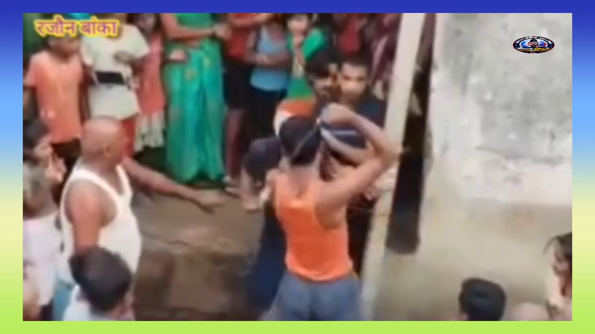 बांका के खुशहालपुर में बैटरी चोरी के शक में तीन युवकों को रस्सी से बांधकर पीटने का वीडियो वायरल। पुलिस ने मौके पर पहुंचक