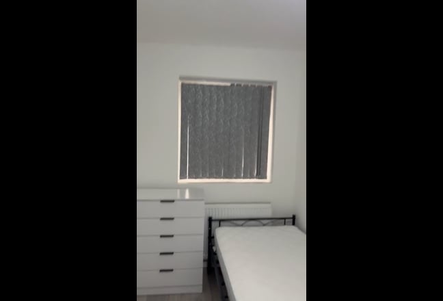 Single Room with Private bath by Hayes Station  Main Photo