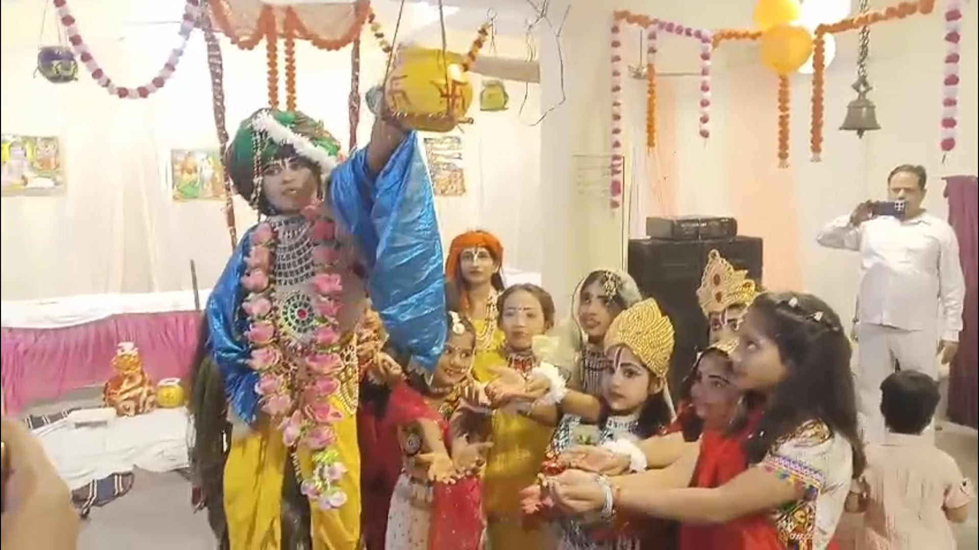 जन्माष्टमी पर कृष्णमय हुआ शहर, आधी रात गूंजे जयकारों 