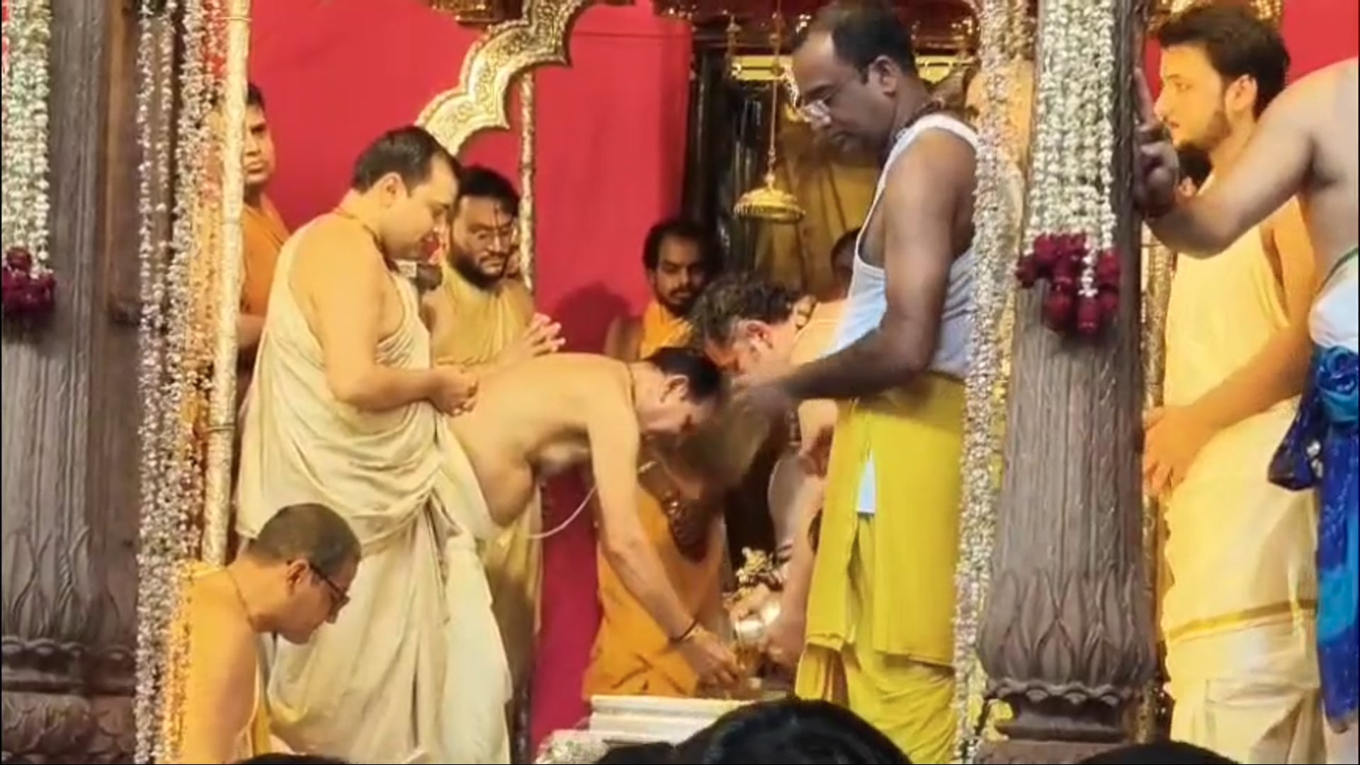 वृन्दावन में कृष्ण जन्मोत्सव की धूम: राधा रमण लाल का दिन में हुआ महाअभिषेक, दर्शन को उमड़े श्रद्धालु।