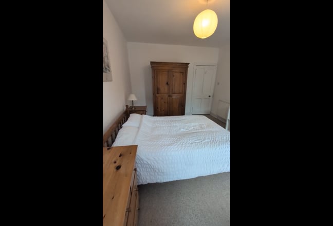 Lovely spacious double in bright flat Main Photo
