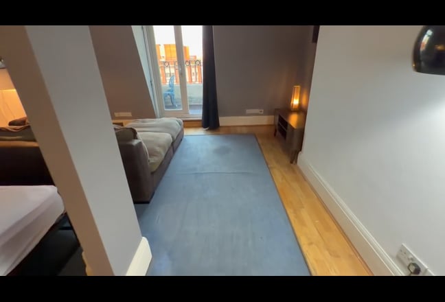 Top floor Studio flat with Balcony Main Photo