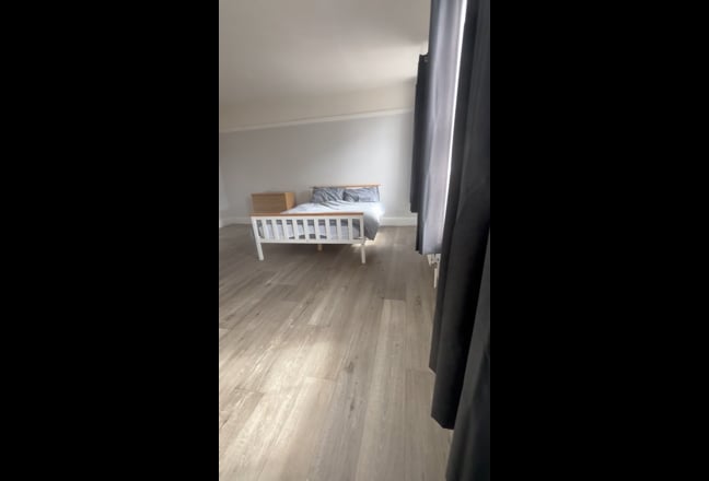 Large double room - 23m2 Main Photo