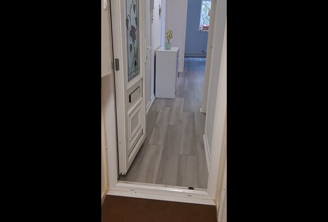  recently refurbished flat with tile floors Main Photo