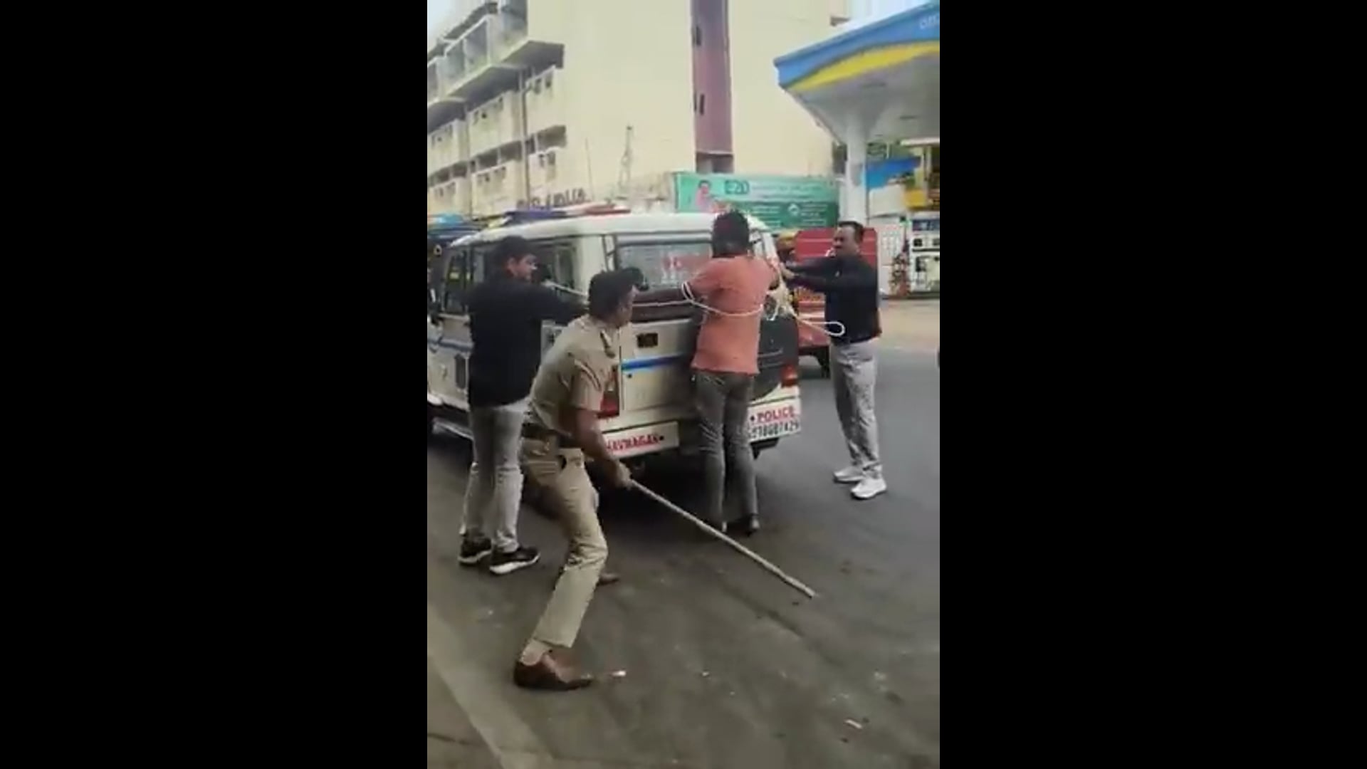 गुजरात पुलिस ने लिव इन पार्टनर काजल बेन की हत्या के आरोपी फैजल को 5 मिनट तक 100 से ज्यादा डंडे मारे 

पुलिस, फैजल को क्राइम स्पॉट पर सीन री–क्रिएशन के लिए लाई थी

हत्या का CCTV फुटेज भी सामने आया है
