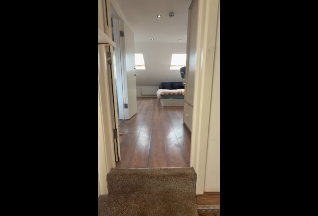 Studio flat available with ensuite  Main Photo