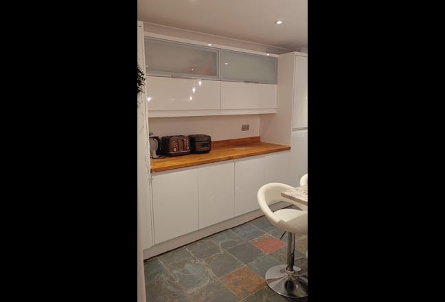 A wonderful six-bed en-suite house Main Photo