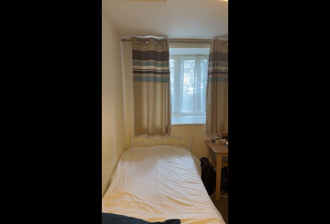 Good Sized Room - Available Now! Main Photo