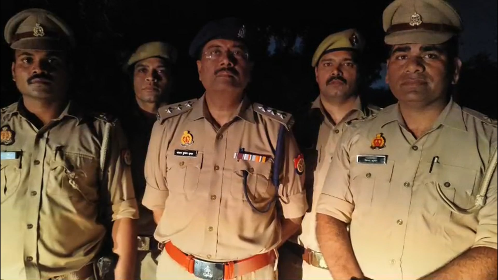 मेरठ *थाना रेलवे रोड पुलिस व सर्विलांस सेल की संयुक्त कार्यवाही में 5000 रुपये का इनामी/लुटेरा अभियुक्त पुलिस मुठभेड़ में घायल/गिरफ्तार, अवैध तमंचा, कारतूस एवं दिल्ली से चोरी की केटीएम मोटरसाइकिल बरामदगी के संबंध में क्षेत्राधिकारी कैंट द्वारा बाईट।