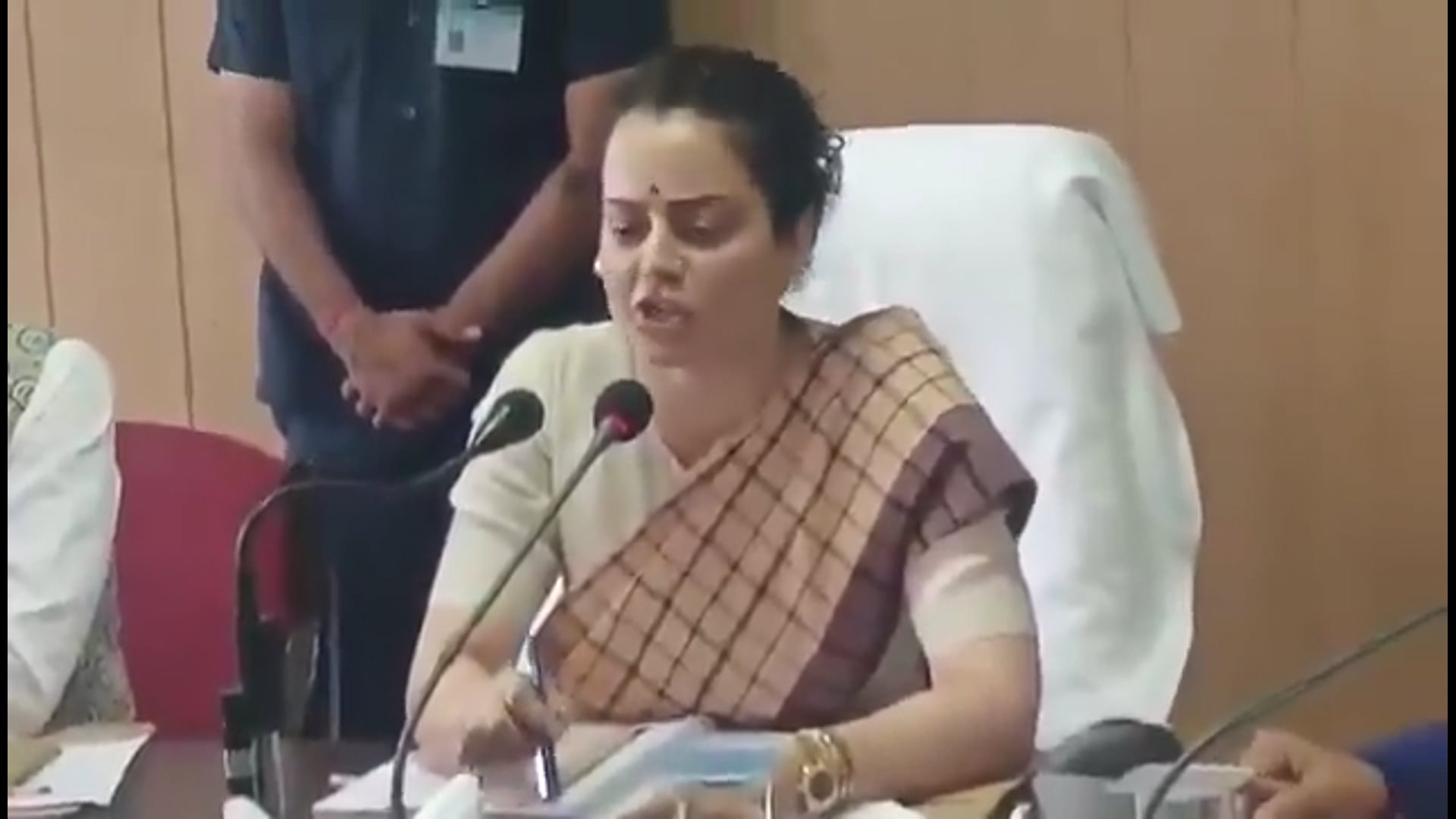 *कंगना रनौत का अंदाज देखिये।भयंकर गुस्से में अफसरों पर भड़की कँगना!*
*मंडी लोकसभा क्षेत्र की DISHA की बैठक में अफ़सरों की क्लास ले रही हैं। सांसद निधि का हिसाब मांग रही हैं।   Himachal Pradesh Mandi Loksabha