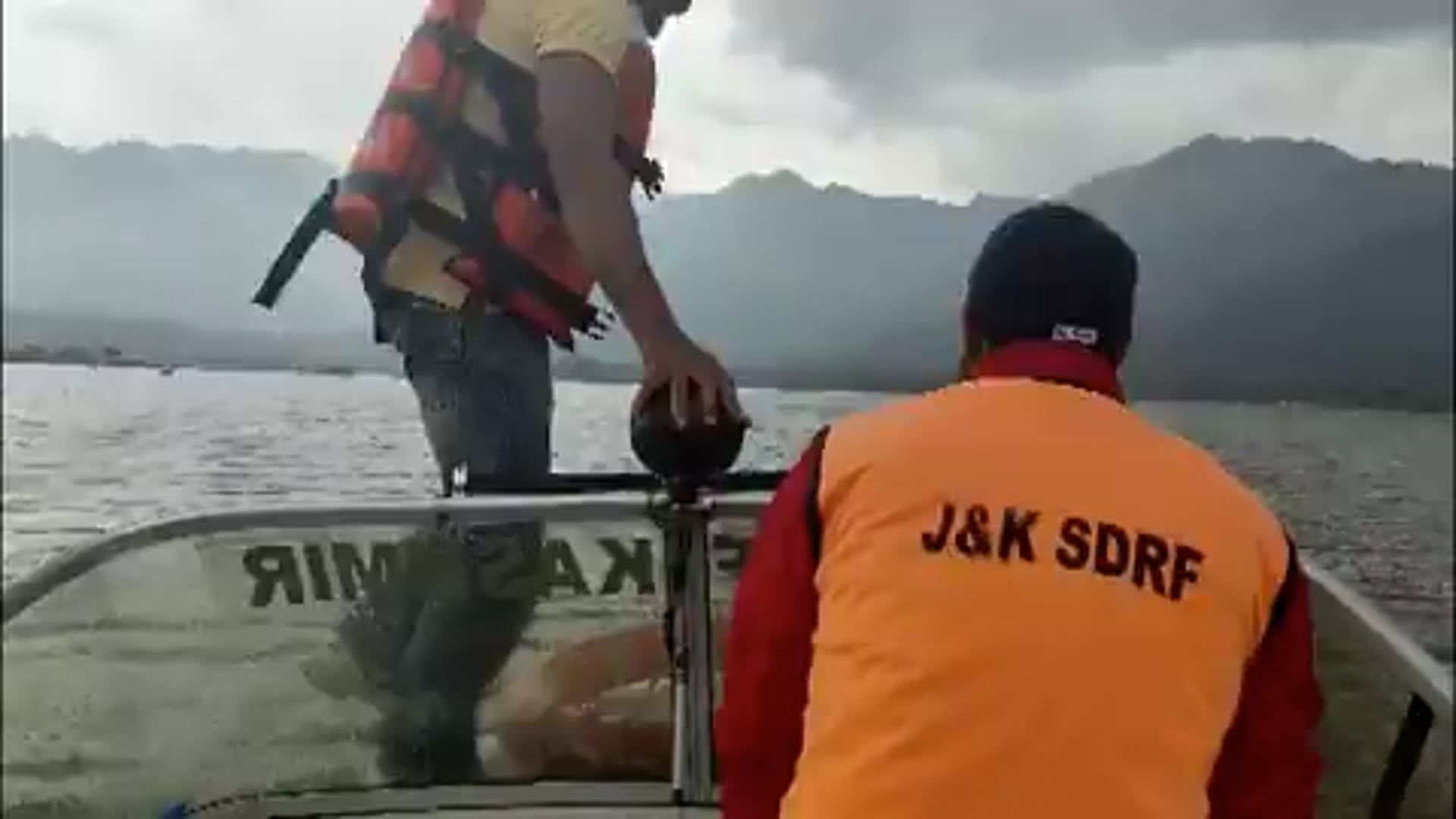 डल झील में फंसे पर्यटकों को SDRF ने सुरक्षित निकाला
जम्मू-कश्मीर की डल झील में तेज बारिश और हवाओं के चलते कुछ पर्यटक फंस गए। खराब मौसम के बीच SDRF की टीम ने तुरंत रेस्क्यू ऑपरेशन चलाया और सभी पर्यटकों को सुरक्षित बाहर निकाल लिया।