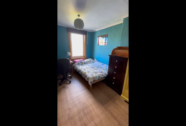 Room 1/2 : One Bed Available in Semi Detached Main Photo