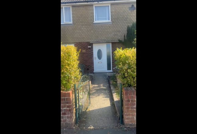 Spacious 4 Bedroom House, Near Ash Station Main Photo