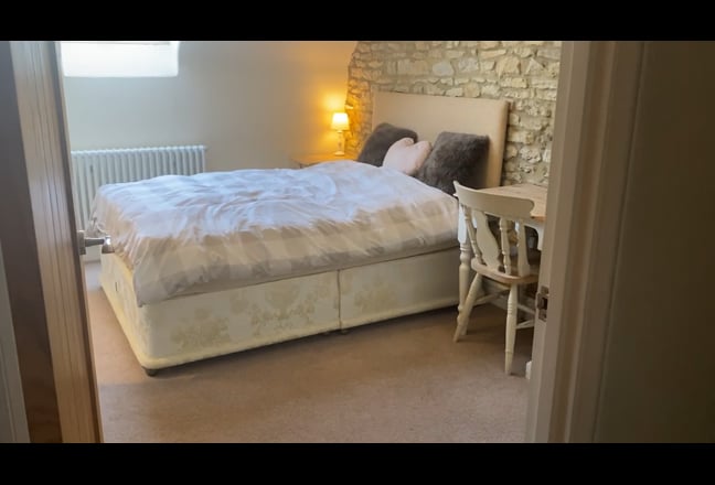 Double en-suite in quiet barn conversion. Main Photo