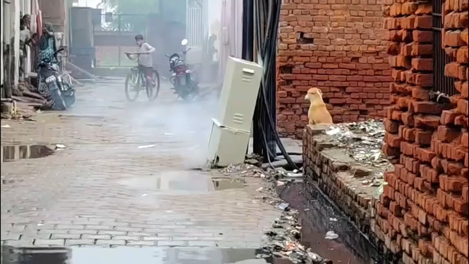 टेढ़ी बगिया में जल भराव के बीच बिजली के बॉक्स में लगी आग हादसा होते-होते टला टोरेंट पावर एवं नगर निगम की यह लापरवाही