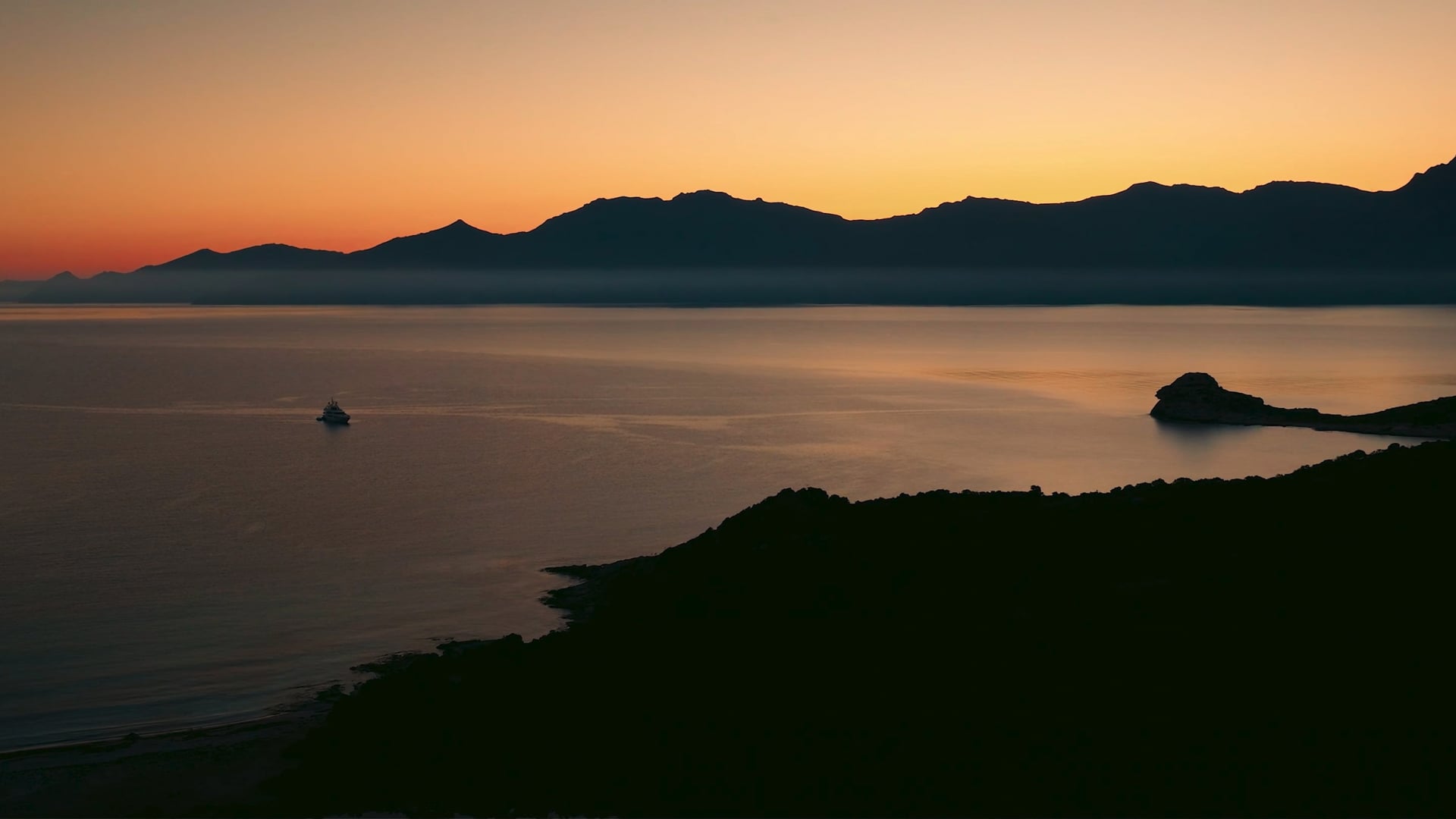 IYC // experience motor yacht eleni