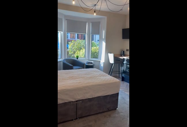 💙Studio 💙 Kitchen/Ensuite -  All Bills Included Main Photo